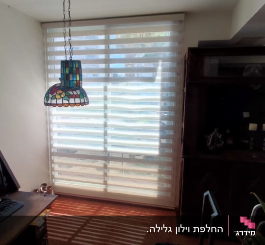 וילון פסים לבן שקוף על חלון גדול